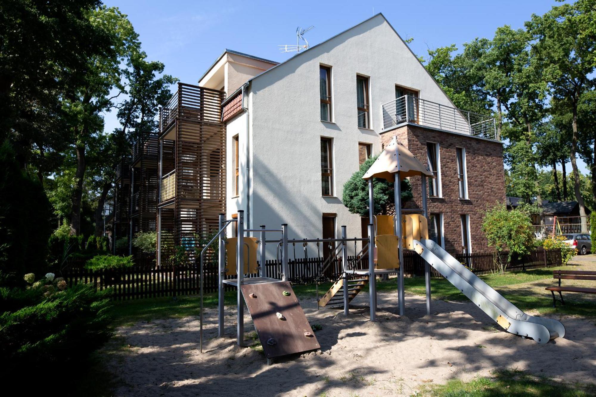 Apartament Ikar Z Wlasnym Ogrodkiem, Bardzo Blisko Morza Rewal Exterior photo